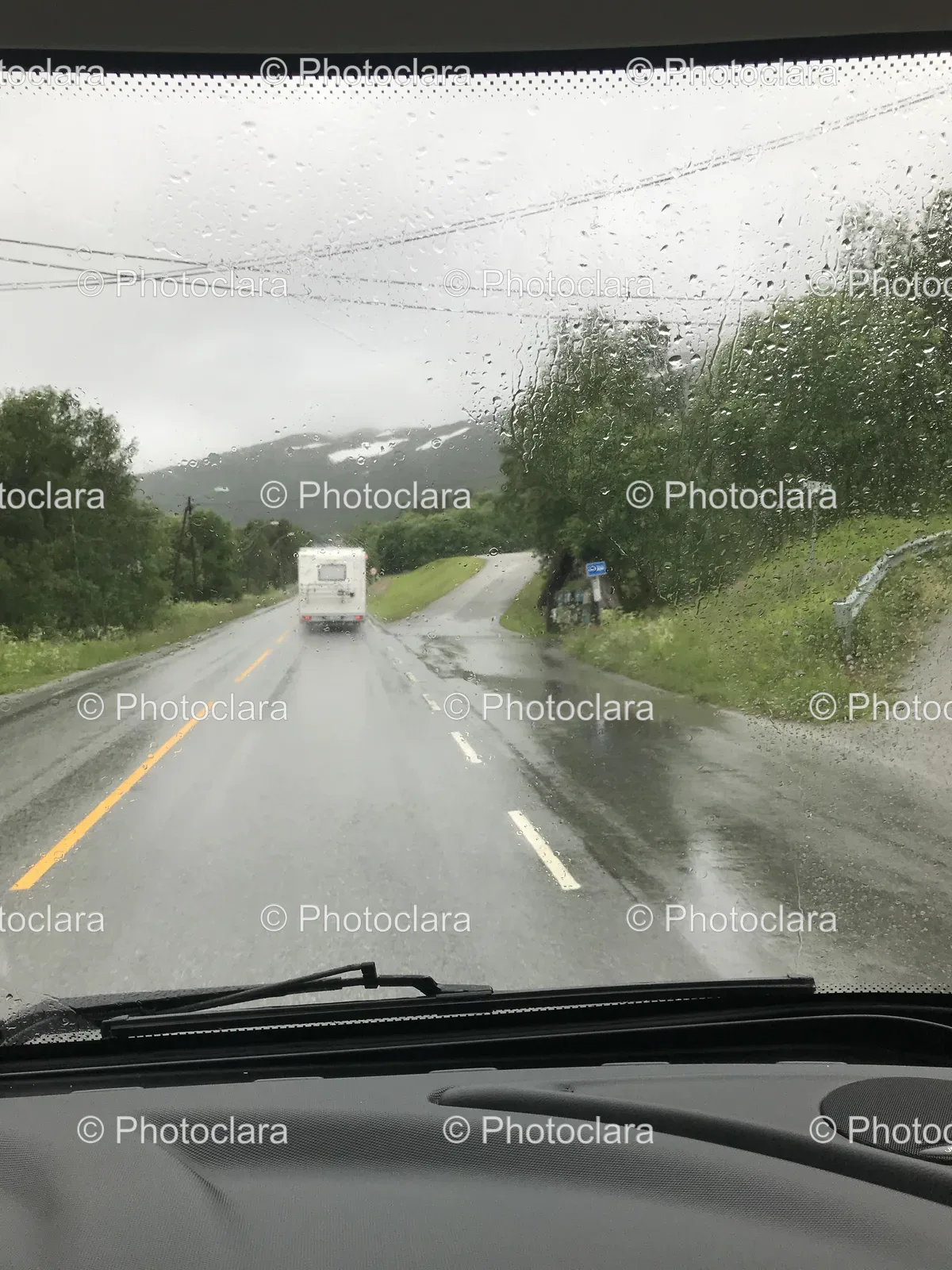 car-driving-on-wet-road.jpg