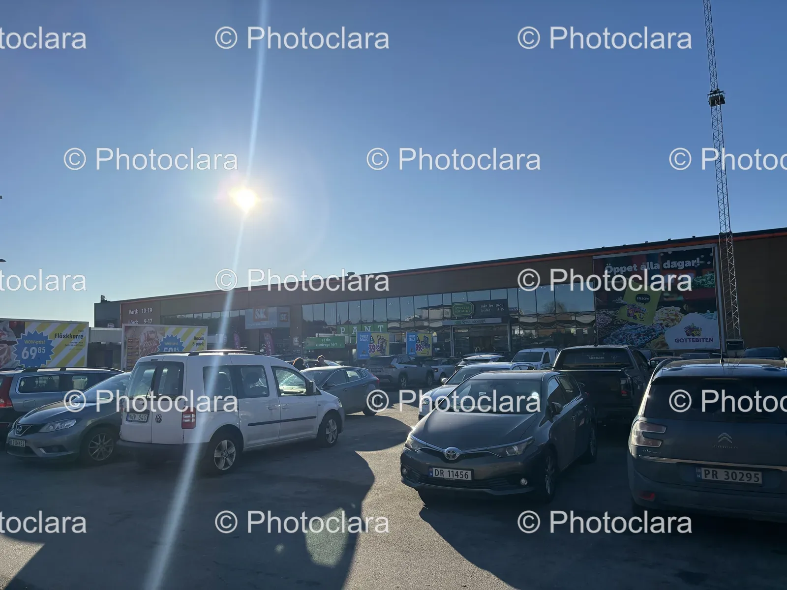 Sunlit-Parking-Lot-with-Cars.jpg