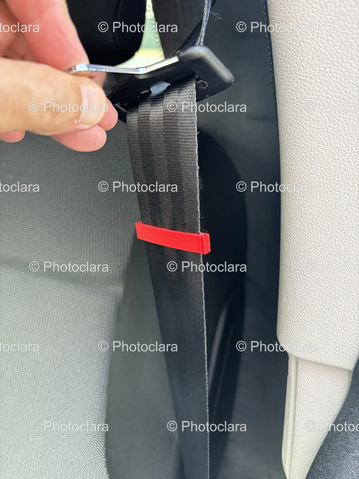 hand-holding-car-seat-belt.jpg