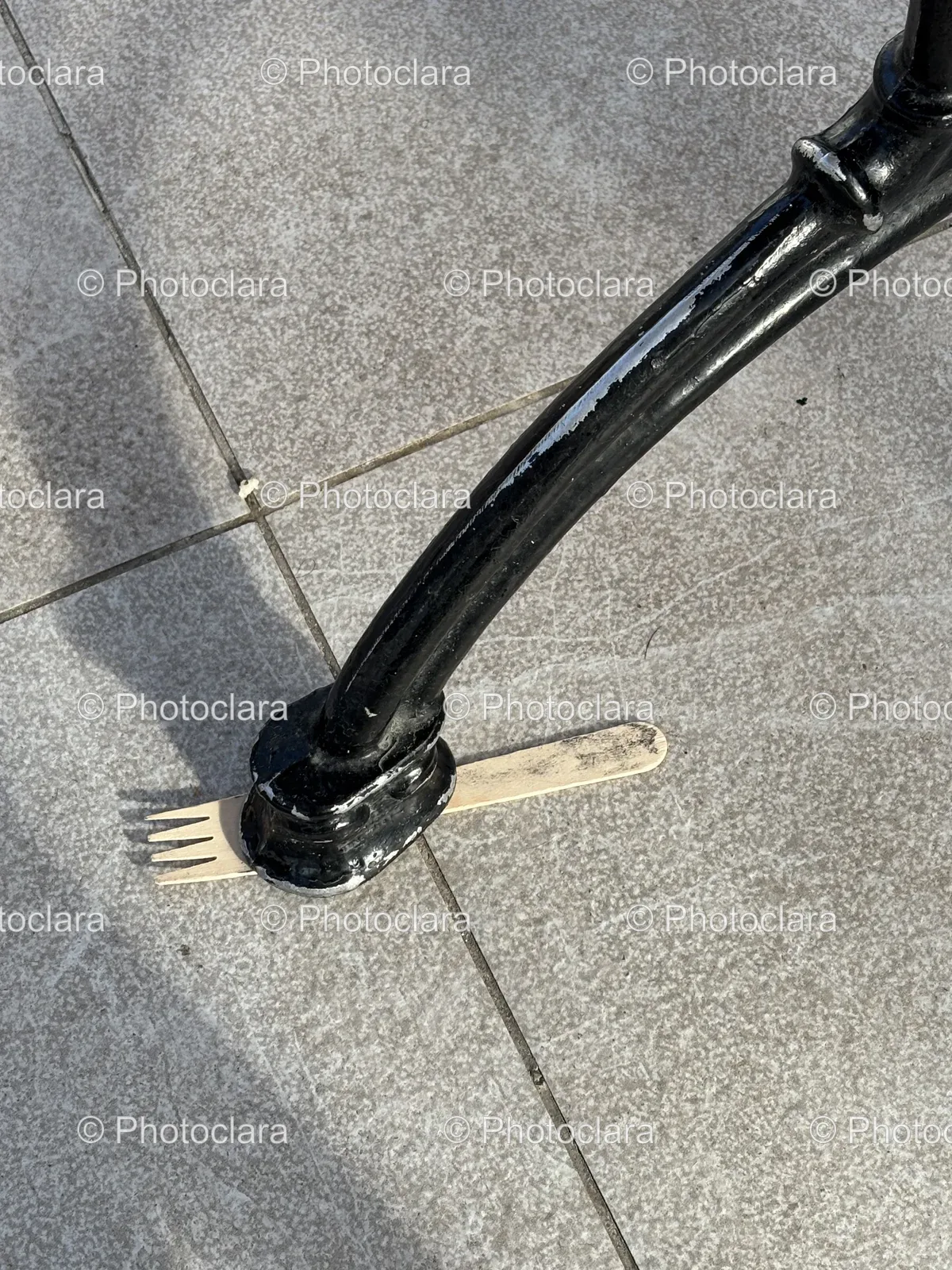 modern-bicycle-tire-carbon-frame.jpg