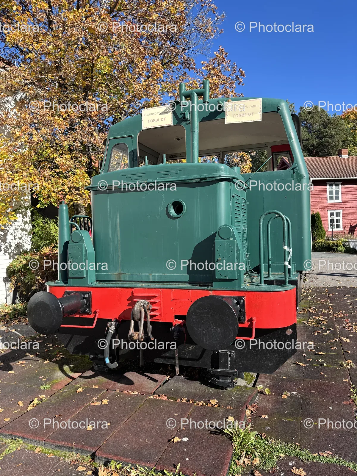 Green-and-Red-Train.jpg