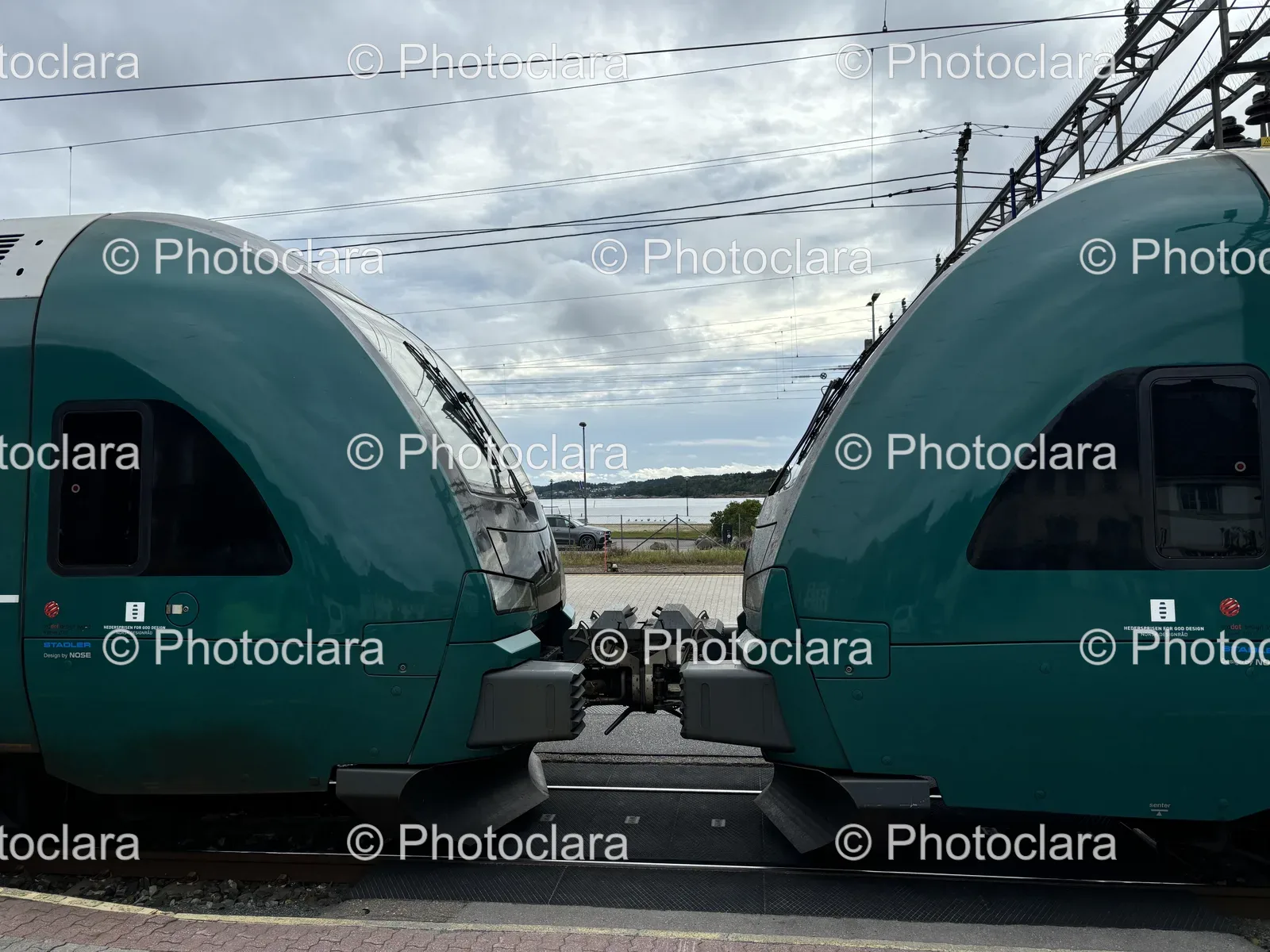 Trains-on-Parallel-Tracks.jpg