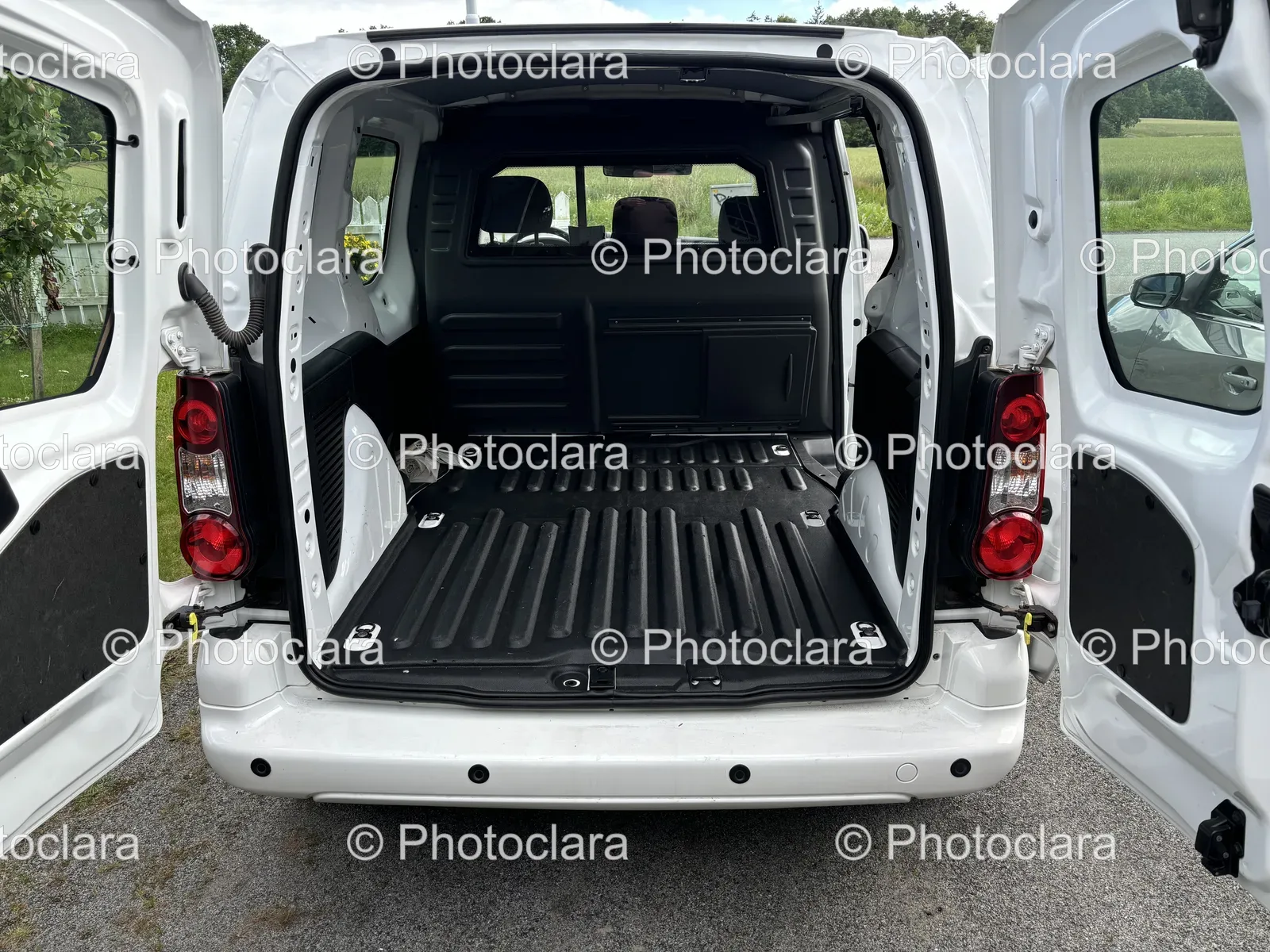 The-Back-of-a-White-Van.jpg