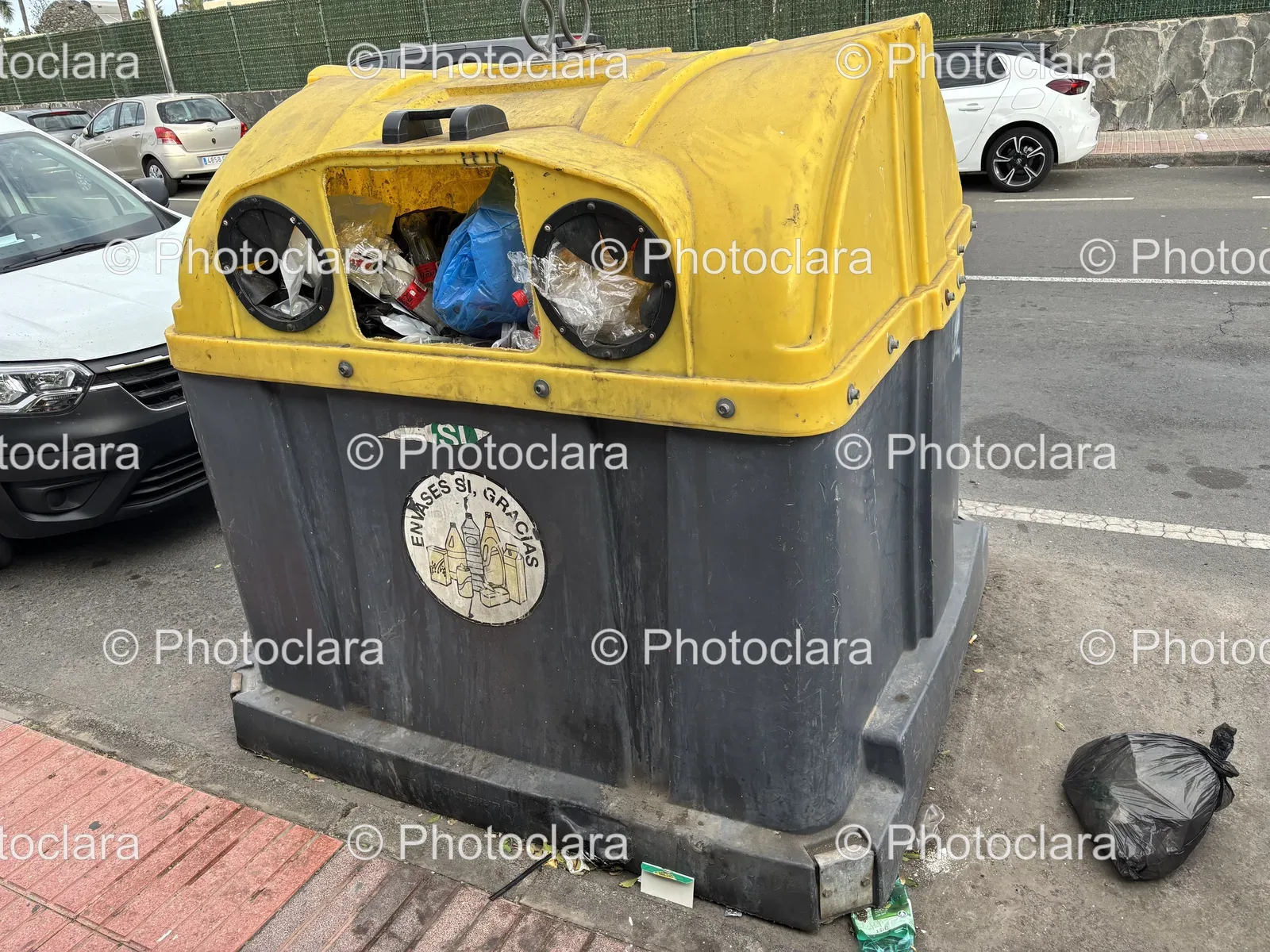 Lonely-Garbage-Can-in-Parking-Lot.jpg